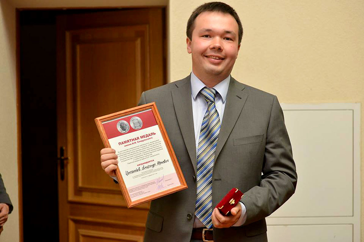 Ноющая боль на спине справа внизу это что